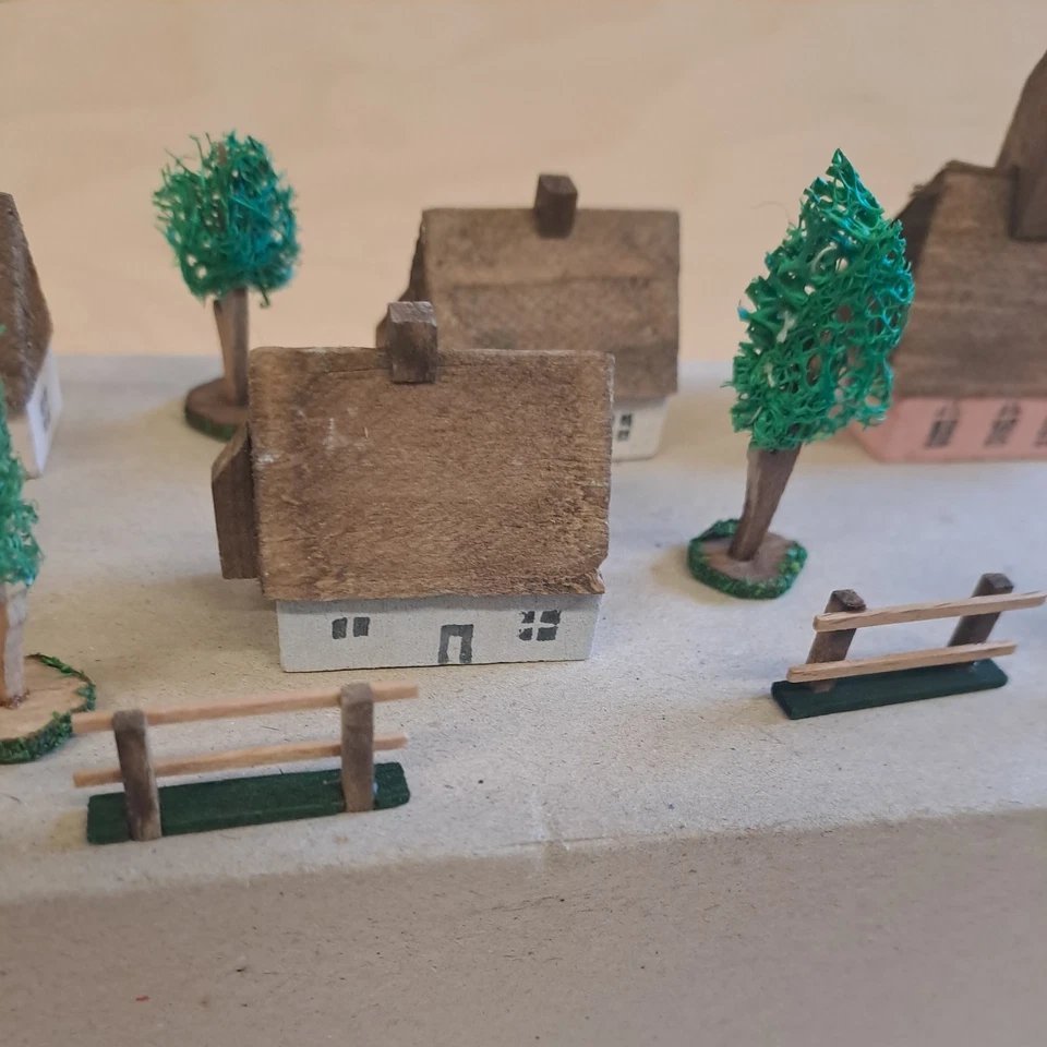 Erzgebirgisches Dorf, alte DDR Ware. Lichter Dorf . Holz Häusel , von Pflugbeil - Bild 2 von 4