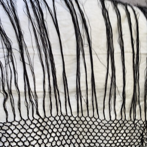 1920s ANTIQUE BLACK SILK EMBROIDERED FLORAL FRINGED PIANO SHAWL - Picture 5 of 5