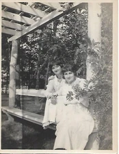 EARLY 20th CENTURY WOMEN Vintage ANTIQUE FOUND PHOTO b+w ORIGINAL 411 42 H