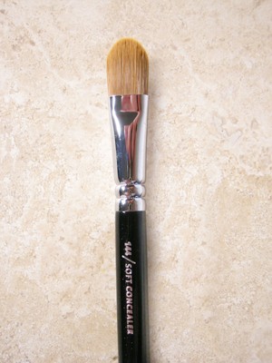 synthetic concealer brush