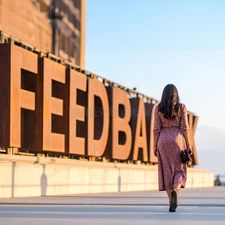 Photo Feed Image Original Art Picture Walking Woman JPG Pic Wallpaper