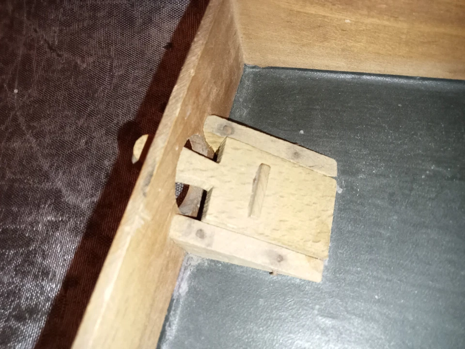 Ancien Jeu de la Puce plateau en bois pour deux joueurs -avec jetons plastique - Photo 3/4