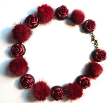 Rosa Templin Halskette in Nerz und Röschen in Metalllegierung in Campari Rot