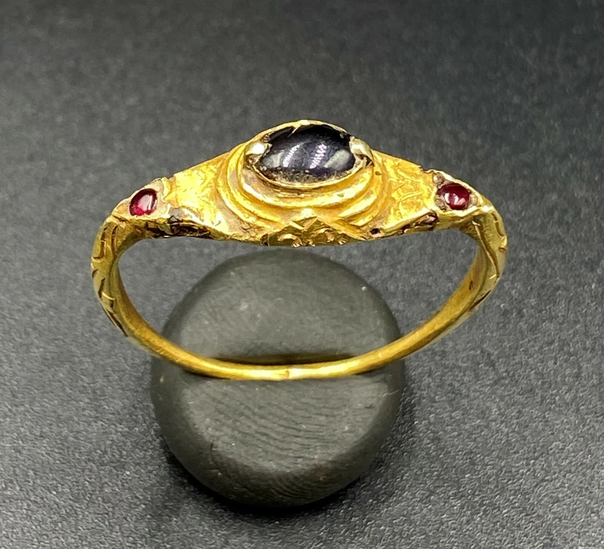 Ancient South East Asian Indonesian Antiquities Gold Jewelry Ring Garnet  Gems