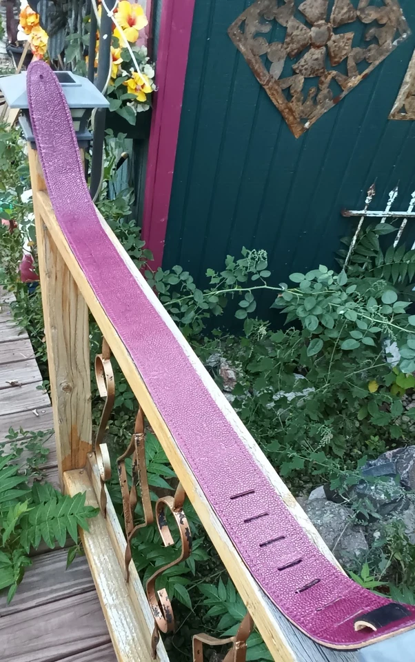 Couro em relevo pele de lagarto roxo e camurça macia dentro da alça de guitarra. - Imagem 4 de 4