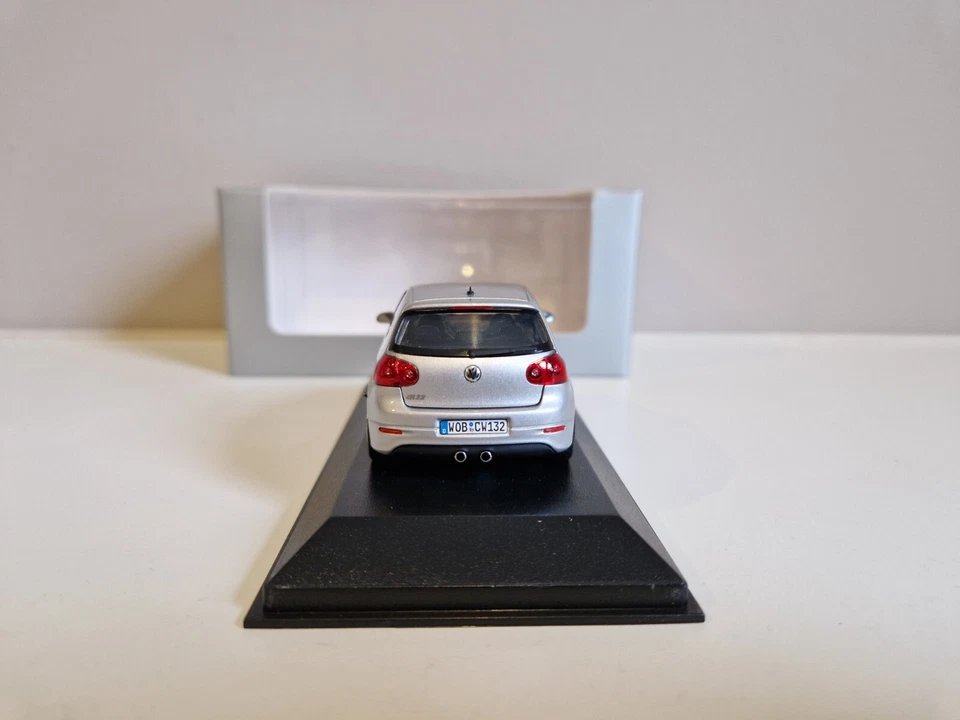 Minichamps 1/43 Volkswagen VW Golf R32 - Argento - 2005 Dealer Edition - Immagine 4 di 4
