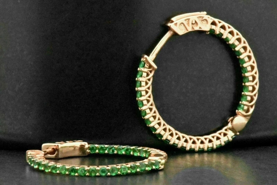 Pendientes de aro redondos de 2 quilates para mujer con esmeralda verde creados en laboratorio chapados en oro rosa de 14 k Foto 2 de 4