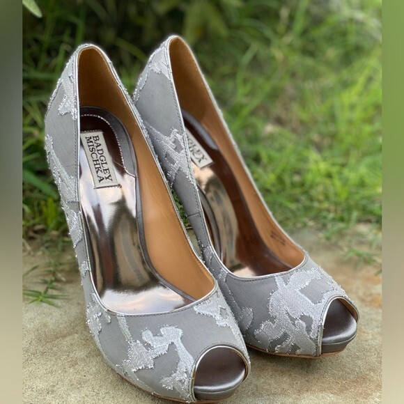Badgley Mischka stiletto heels silver textile metallic 5” Event Wedding  peep toe