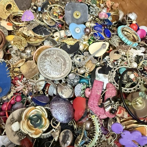 600+ Individual Earrings Lot 9 Pounds Vintage Modern Mixed Styles Earrings - Picture 10 of 22