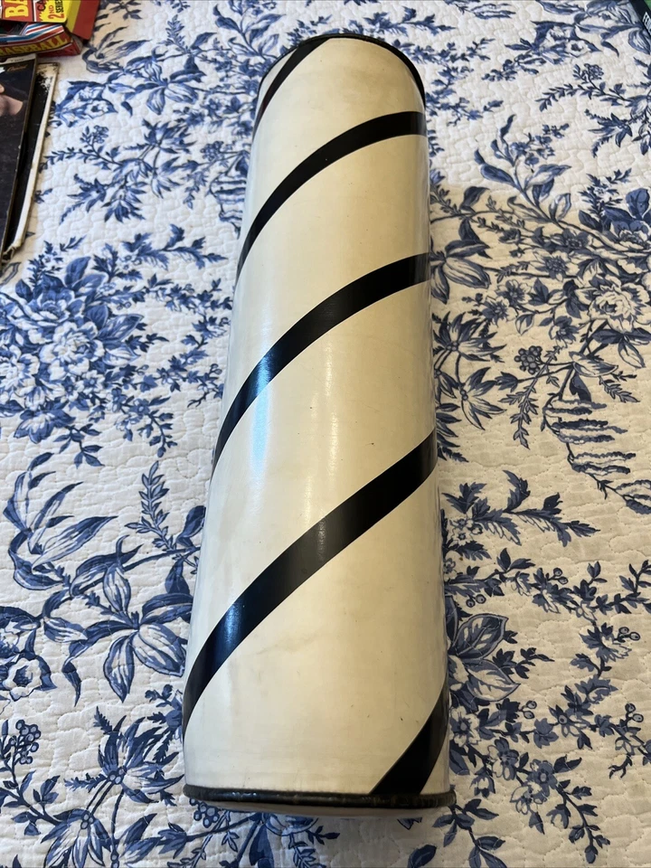 Genial almohada cilíndrica de vinilo a rayas blancas y negras vintage 20” L cremallera Foto 4 de 4