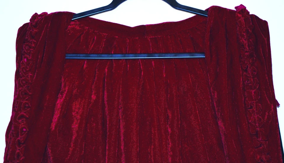 Hermoso abrigo de vacaciones reversible negro y rojo con capucha de terciopelo para niñas góticas Foto 4 de 4