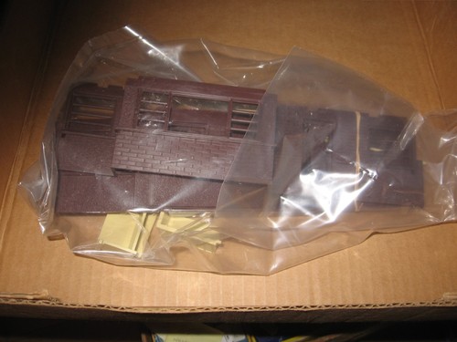 PLASTICVILLE U.S.A.KING DISTRIBUTING 0500/0550 APT BLDG W/ ADD ON FLOOR (BROWN) - Picture 4 of 6