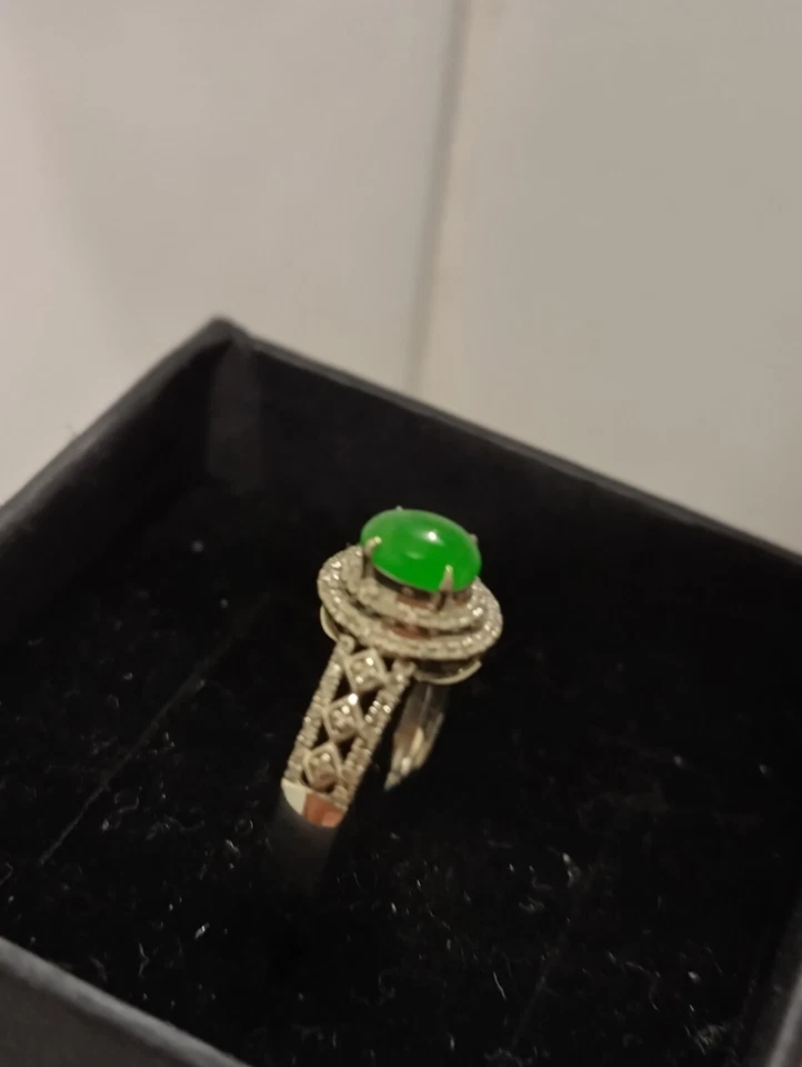 Anillo de oro blanco de 18k con piedras preciosas de jadeíta verde sol certificado grado A natural Foto 4 de 4