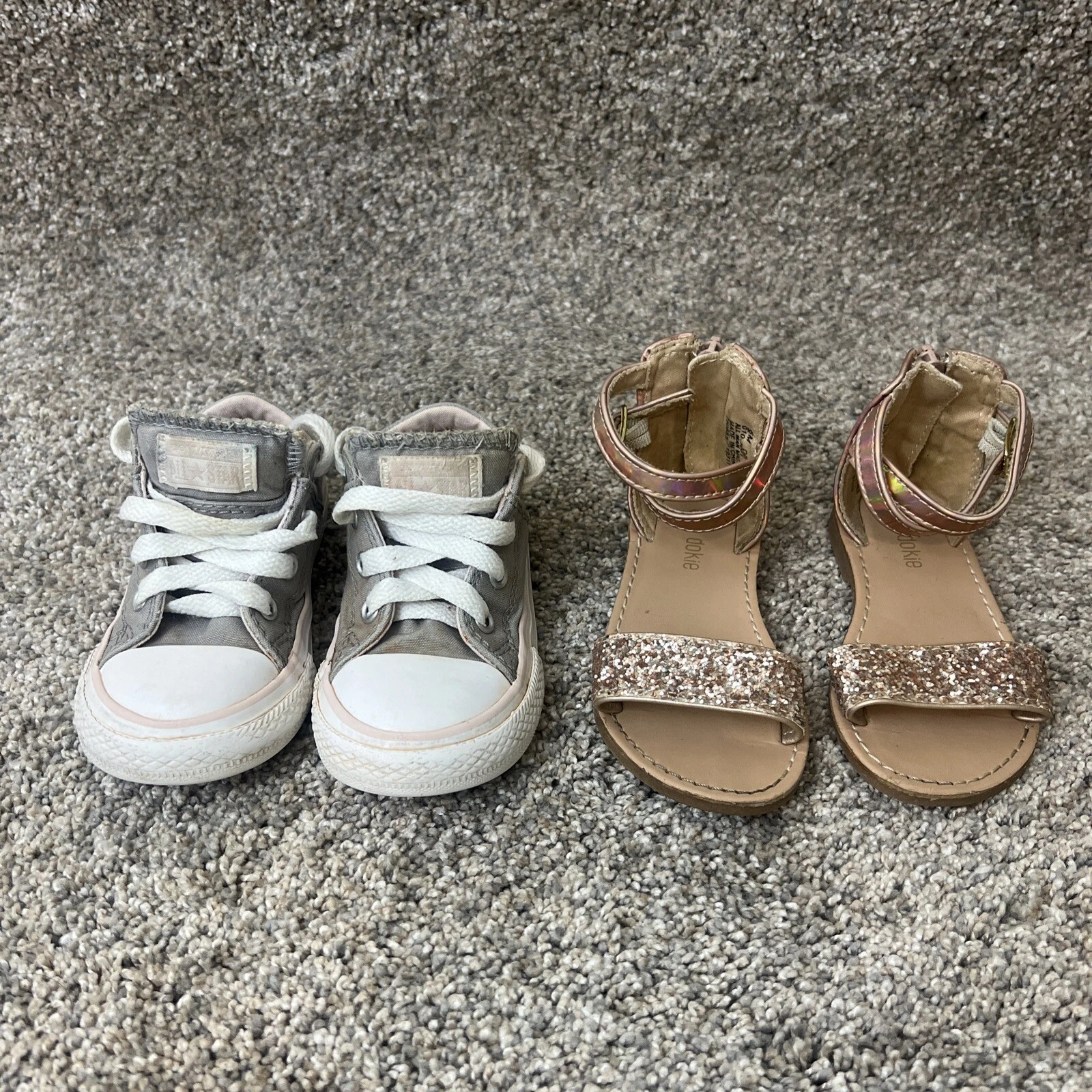 Due paia di scarpe bambina: Converse taglia 6 sandali taglia 6.