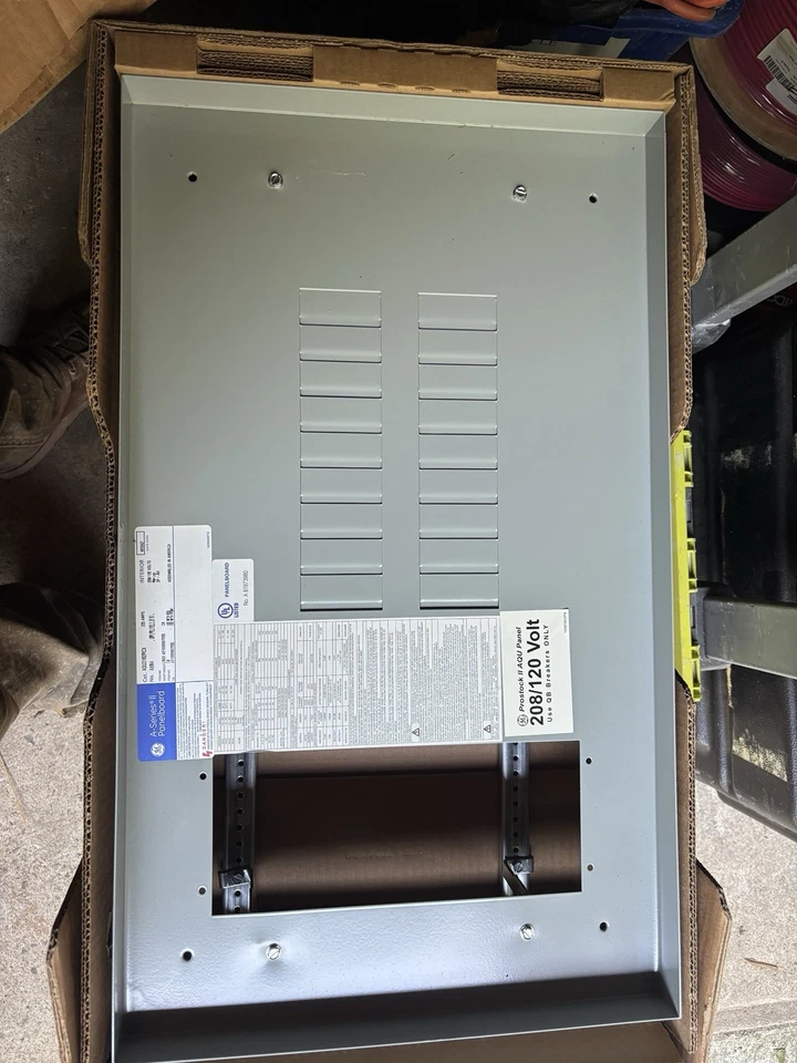 BRAND NEW GE A-SERIES II PANELBOARD INTERIOR Cat. AQU318RCX 225A - Image 2 of 4