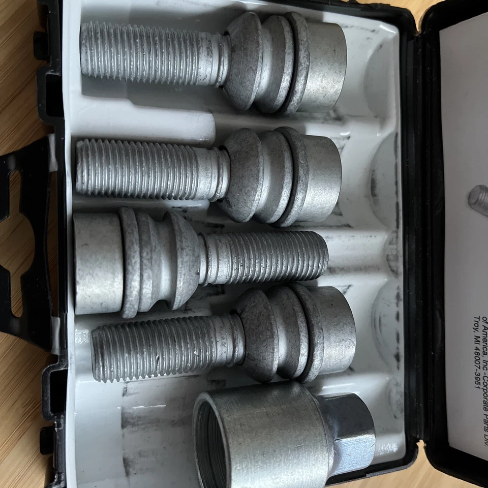 Volkswagen AMAROK Lockable Wheel Bolt Set 000071599 NEW GENUINE - Image 2 of 4