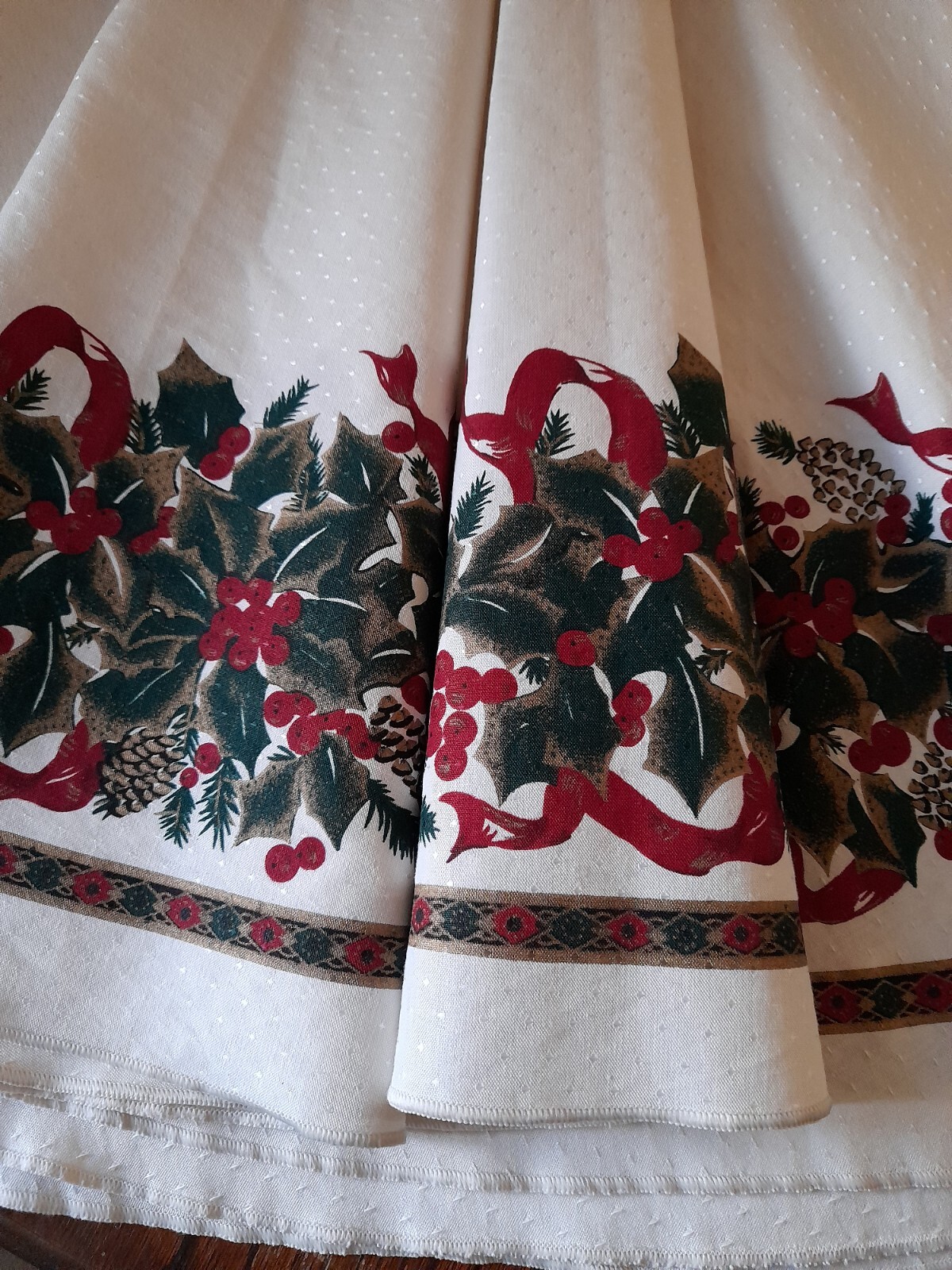 VINTAGE CHRISTMAS TABLECLOTHJACQUARD PRINTED FESTIVE FLORALSBERRIES