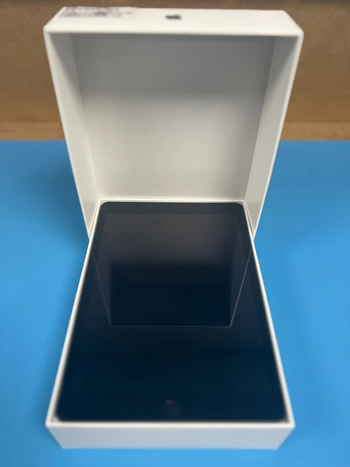 Apple iPad 7th Gen. 32GB, Wi-Fi + 4G 10.2 in - (2019)- Very Good Refurbished - Image 3 of 3