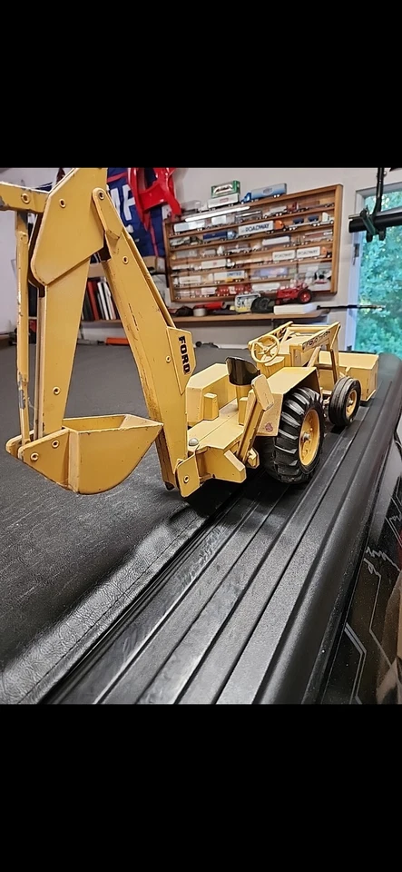 VINTAGE YELLOW ERTL FORD 755A TRACTOR/BACK HOE - Image 2 of 4
