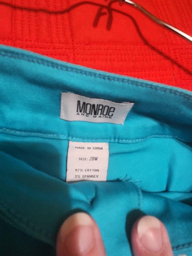 Monroe and Main 20W Blue Button/Fly Stretch Capris EUC - Picture 4 of 4