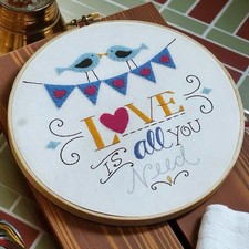 Bucilla Estampado Bordado 8 pulgadas Redondo “El amor es todo lo que necesitas” - Nuevo Kit de Artesanía