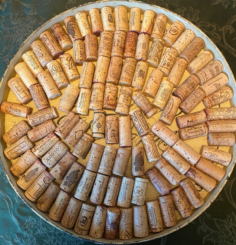 HUGE Lot: 2937 Used Natural Wine Corks w some unique logos for crafts projects 