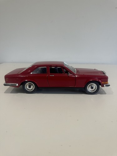 Burago 1975 Rolls Royce Camargue red 1/22 Burago Diecast Model Car - Picture 4 of 5