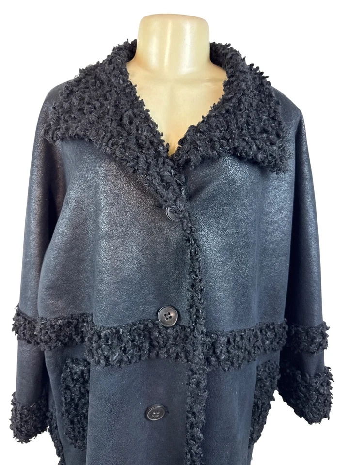 Abrigo para mujer Adolfo Dominguez negro imitación piel de oveja con botones delanteros Foto 4 de 4