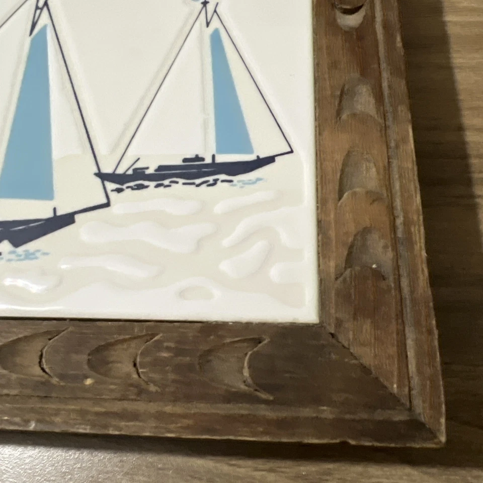 "Trivet cerámico con marco de madera vintage hecho en España veleros 8"" mediados de siglo moderno" Foto 2 de 4