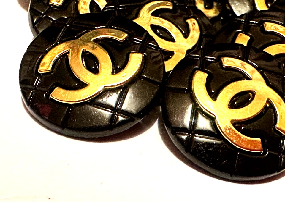 5 VINTAGE CHANEL KNÖPFE gesteppt Metalloptik schwarz & gold CC Logo, kultig, 20mm - Bild 2 von 4