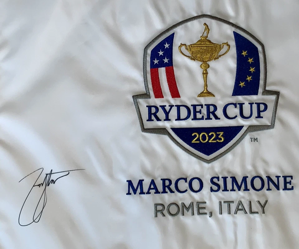 Zach Johnson Firmado 2023 Ryder Cup Bandera Marco Simone Equipo de Golf EE. UU. BECKETT CERTIFICADO DE AUTENTICIDAD Foto 3 de 4