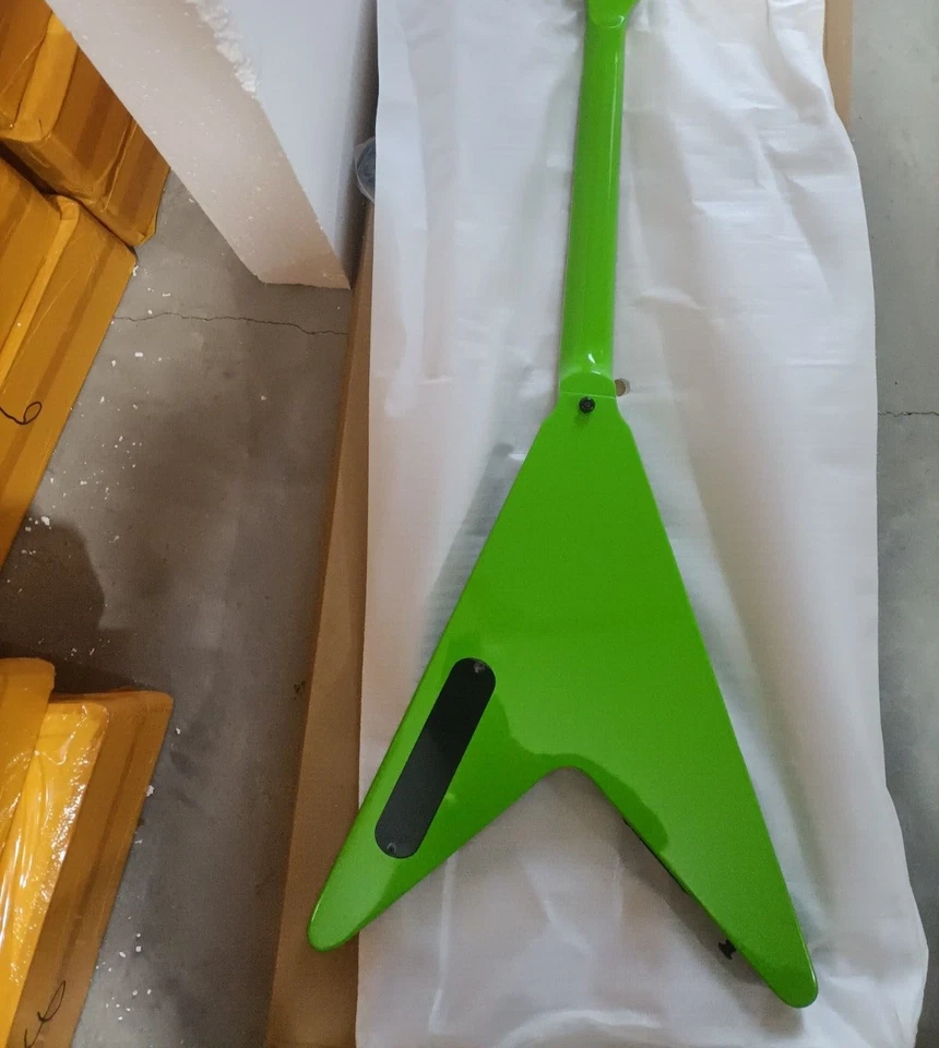 Guitarra Eléctrica Green Flying V HH Pastilla Abierta Parte Negra Puente Fijo Cuerpo Sólido Foto 4 de 4