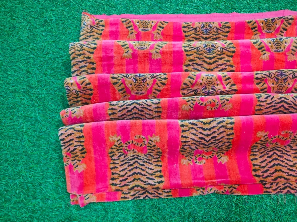 Tela de terciopelo suave de lujo con estampado de tigre vestido indio costura tapicería tela de terciopelo Foto 3 de 4