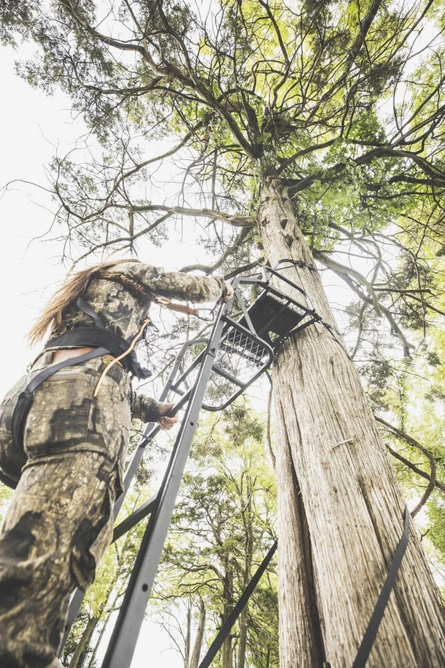 16' Tall Black Steel 1 Person Hunting Ladder Treestand w/ Full Body Harness - Image 4 of 4