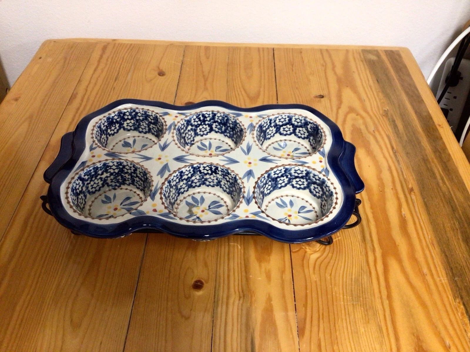 Temp-rations Old World Blue Muffin Pan With A Metal Stand