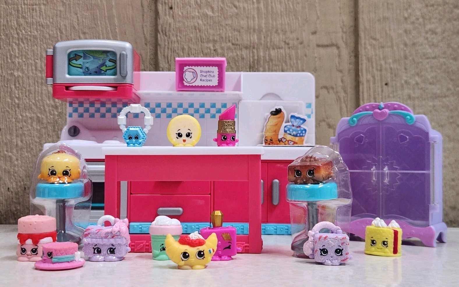 Shopkins Chef Club Hot Spot Kitchen Includes 13 Shopkins & Recipe Book