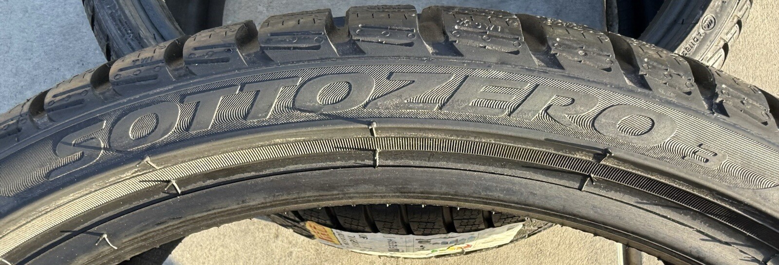 Lamborghini Huracan FRONT+LOWER Tire P/N 2309900