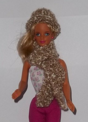 BRANDNEUE handgestrickte MÜTZE und Schal. Puppenkleidung, Zubehör. Barbie oder Sindy