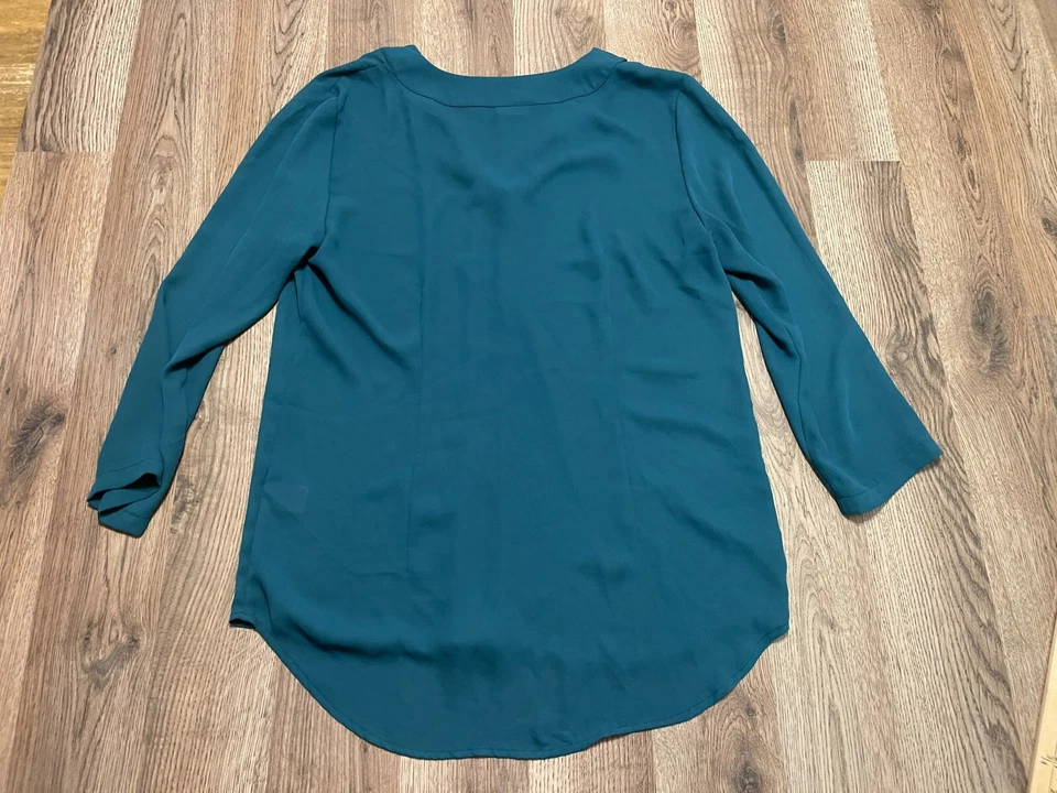 Camisa Van Heusen, para mujer talla pequeña, verde, cuello en V, manga larga Foto 2 de 4