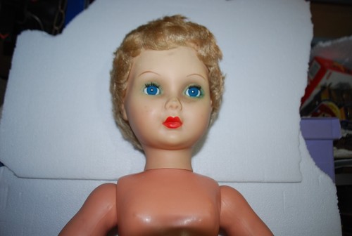 BELLA POUPEE DE 72 CM AVEC BOITE A MUSIQUE - Picture 2 of 5