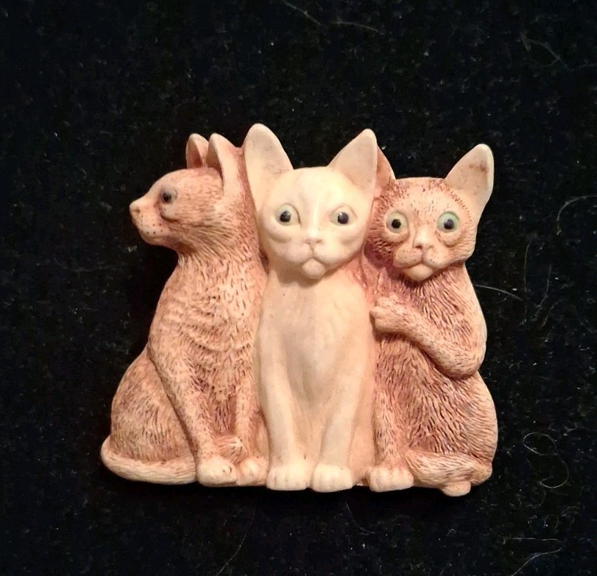 1997  HARMONY KINGDOM signed Made In England CAT brooch pin