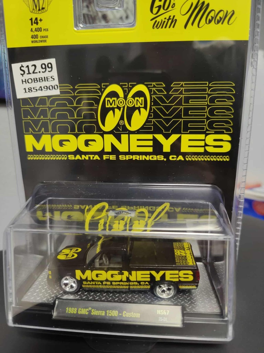 M2 Machines 1:64 MOONEYES 1988 GMC Sierra 1500 Custom Limited 1