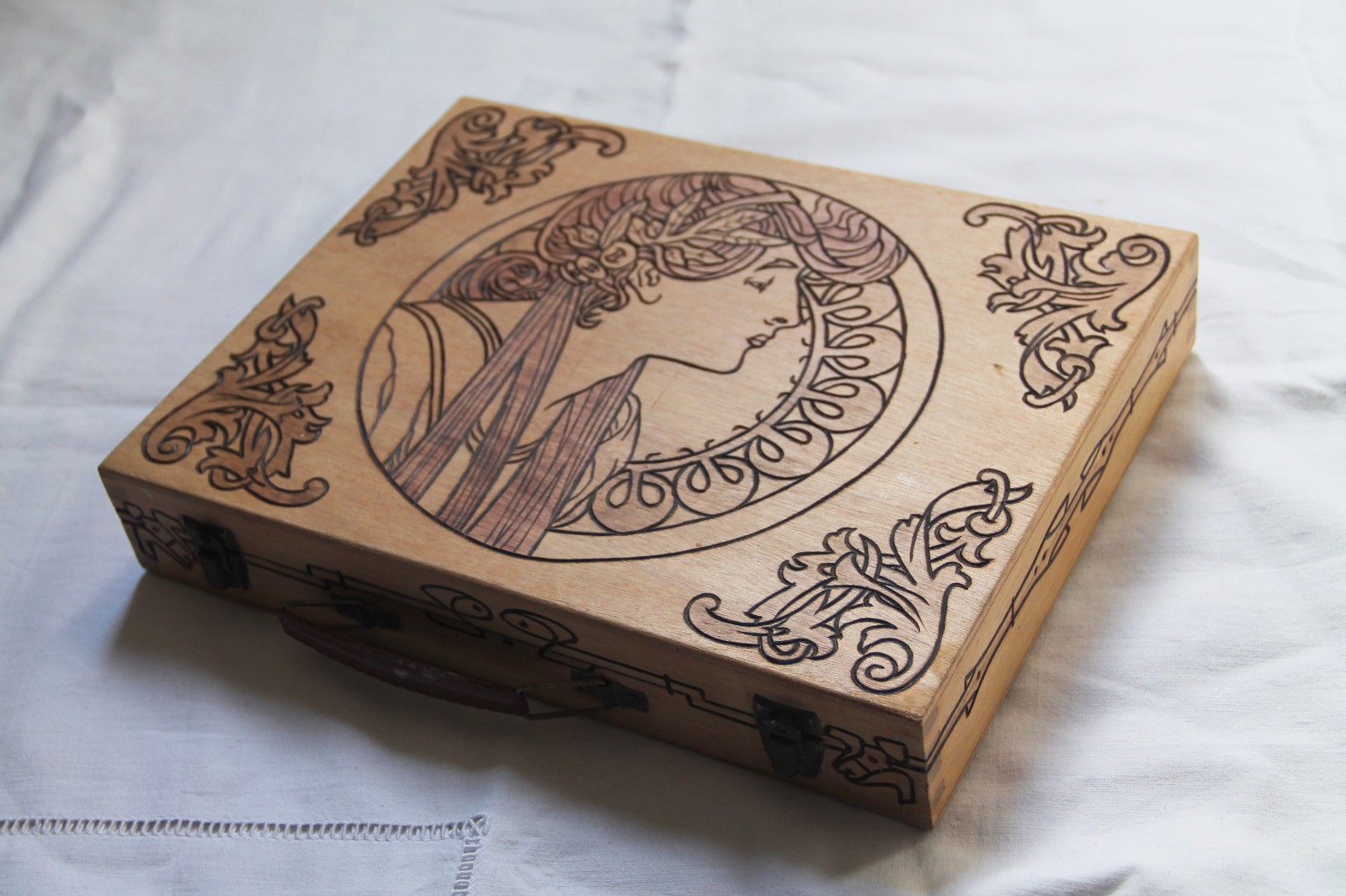 Boite Art Nouveau bois gravé Mucha - Coffret rangement vintage femme laurier