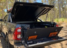 Heckklappen-Depot / Box / Stauraum f&uuml;r Toyota Hilux 2016- / 2020-2026