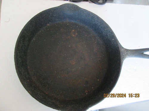 GRISWOLD NO.8 704E ERIE PA. 10" CAST IRON SKILLET