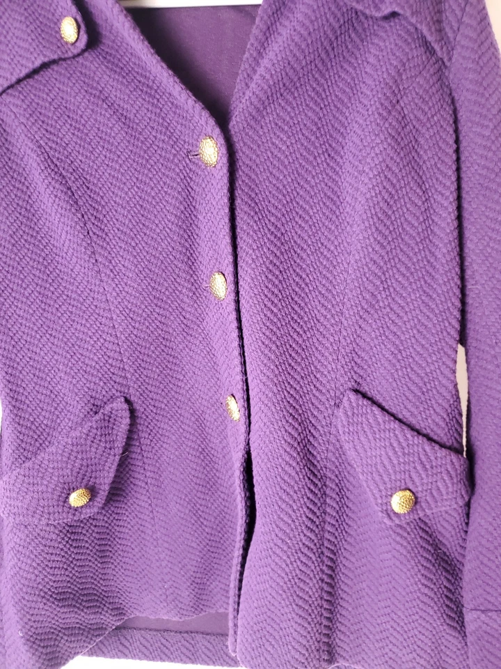 Casaco feminino Joan Rivers tamanho pequeno roxo ervilha manga longa forrado botões dourados - Imagem 4 de 4