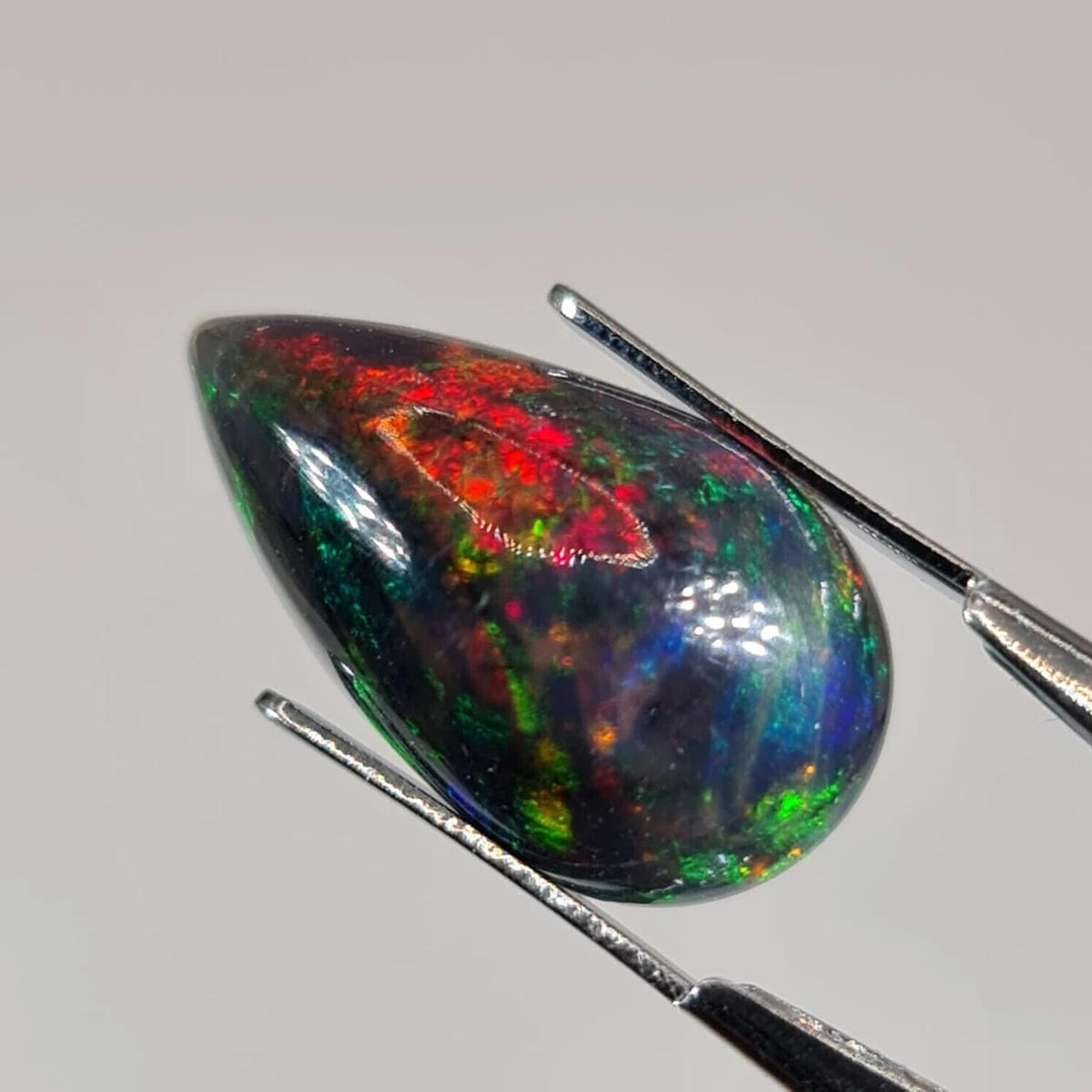 Opale Noire Naturelle D'Éthiopie – 2.915 Ct – Cabochon Forme Poire – Multicolore