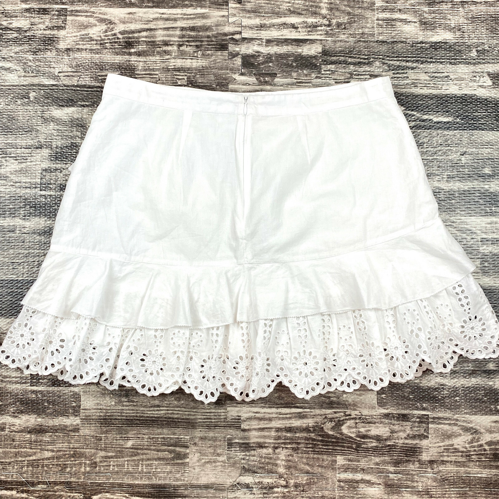 BCBGeneration Eyelet Trim Ruffled Mini Skirt Sz 1… - image 3
