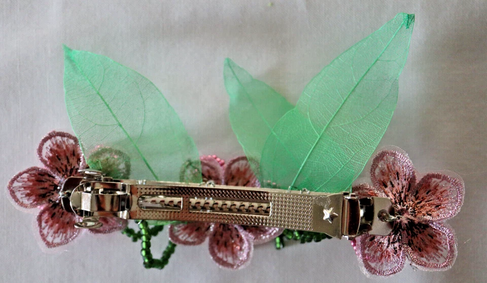 PINZA PARA EL PELO CON CUENTAS A MANO BORDADAS FLORES MORADAS/ROSAS 5" Foto 2 de 2