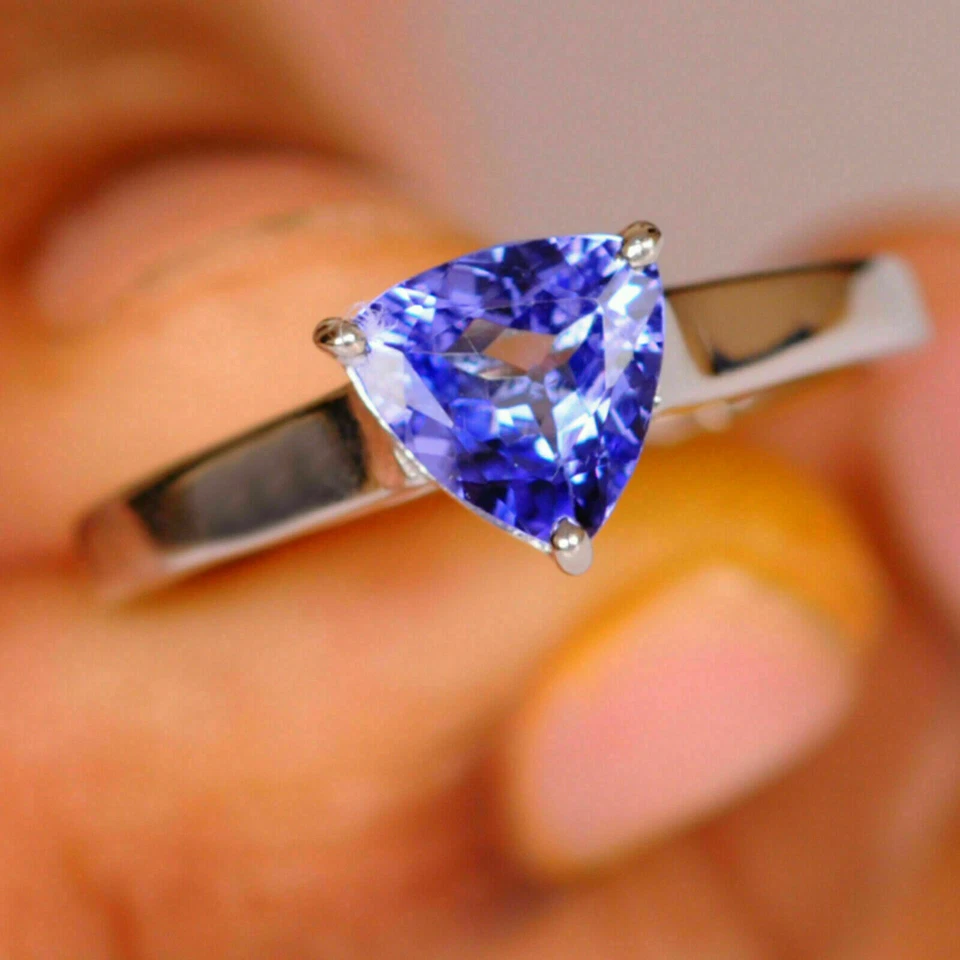 Anillo de compromiso de tanzanita azul simulado corte billón de 2 quilates acabado oro blanco de 14 k Foto 4 de 4